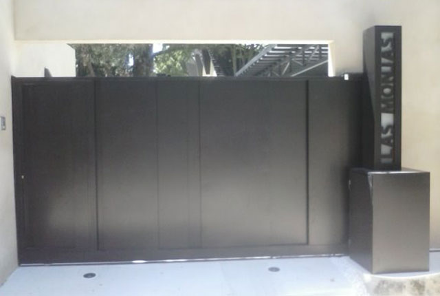 Puertas Metálicas de Exterior de Acceso Peatonal y para Garajes