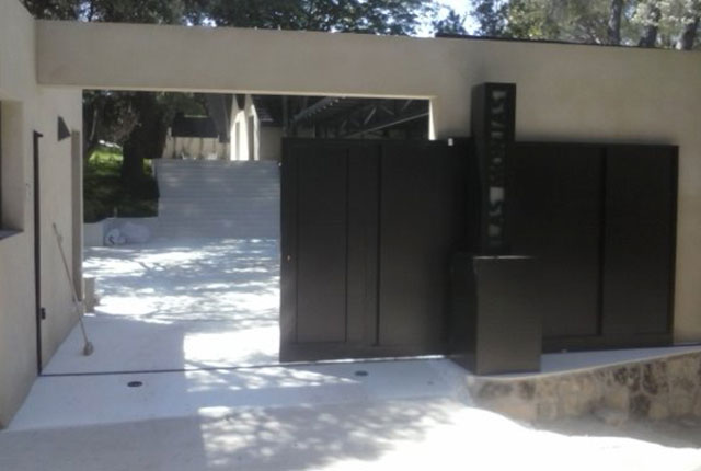 Puertas Metálicas de Exterior de Acceso Peatonal y para Garajes