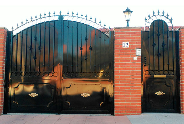 Puertas Metálicas de Exterior de Acceso Peatonal y para Garajes
