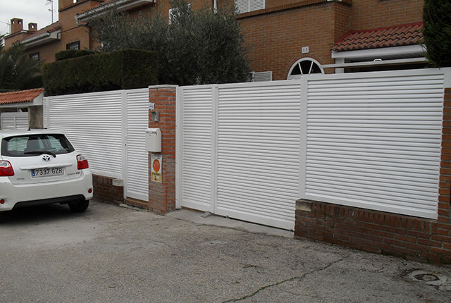 Puertas Metálicas de Exterior de Acceso Peatonal y para Garajes