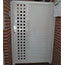 Puerta exterior blanca perforada